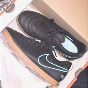 Indoor soccer shoes